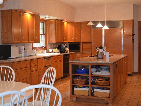 Stunning Kitchen
						:
						Eat-in kitchen has granite, Sub-Zero fridge, double ovens & huge island!