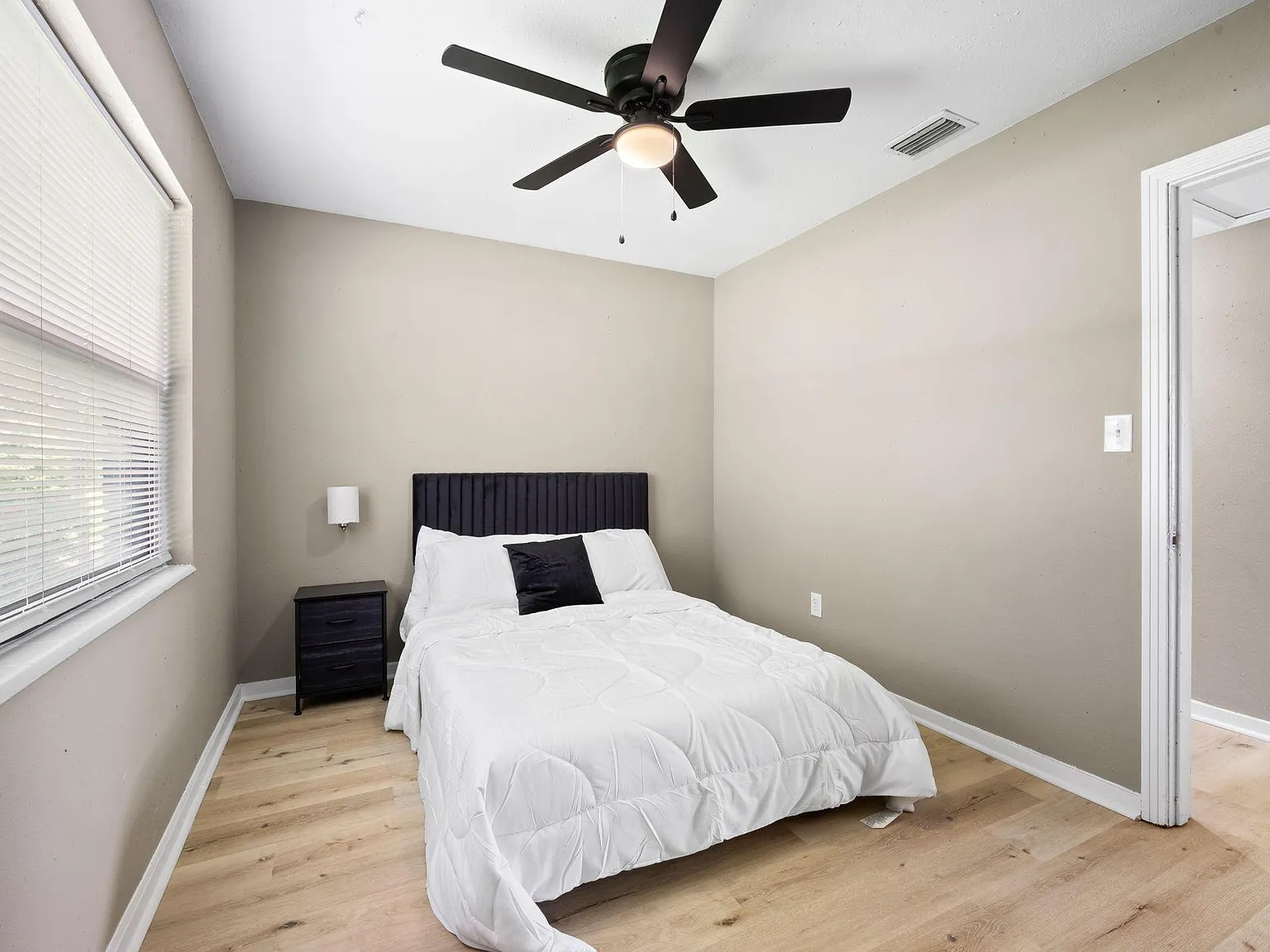 4 bed, 2.0 bath, 1600 sqft, $572 — Photo 1
