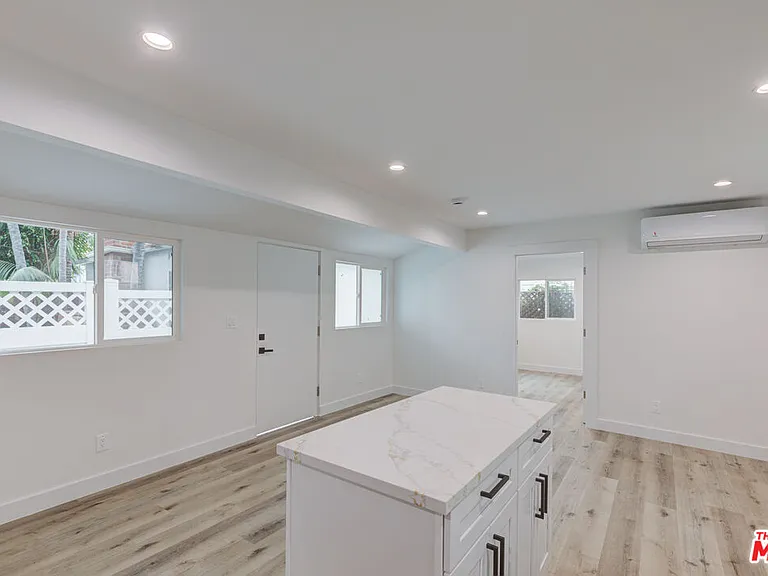11918 Rochester Ave — Photo 8