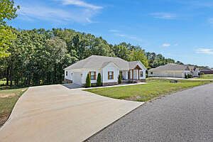 3rd image of 165 Stonegate Dr