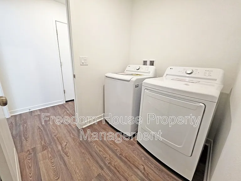 660 E Huyana Wind Dr — Photo 24