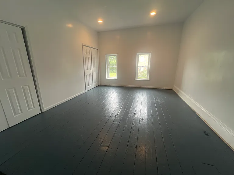 818 Summit Ave — Photo 2