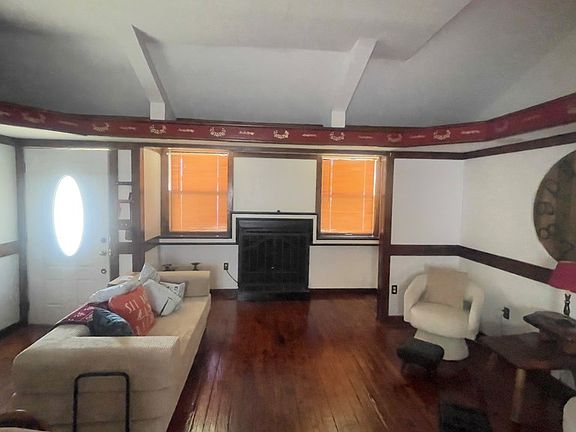 2nd image of 214 NE 4th St