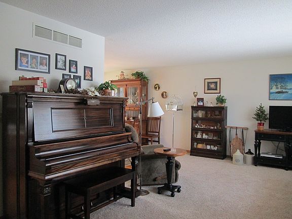 4th image of 906 Beachwood Ct NE
