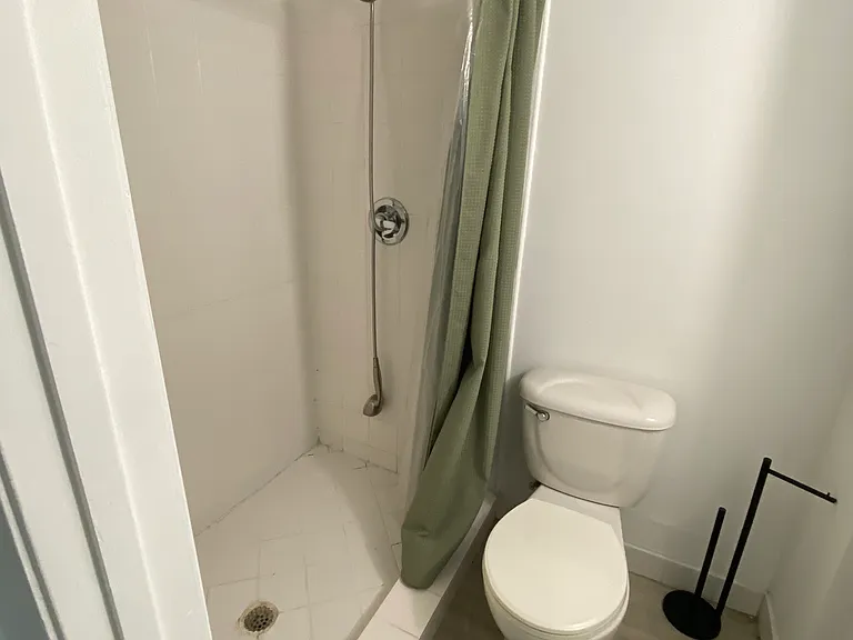418 SW 10th St #2 — Photo 6