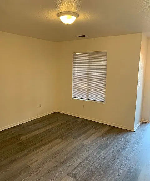 950 W McIntire Ave — Photo 2