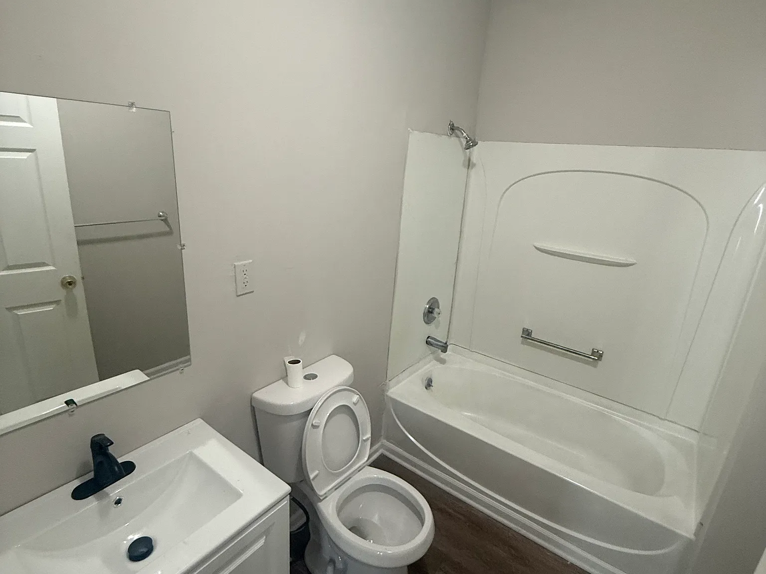 3 bed, 975 sqft, $1,300 — Photo 2