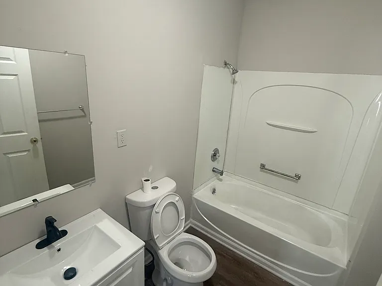 This 975 square foot single family home has 3 bedrooms and 2.0 bathrooms. This home is located at 3641 E 143rd St, Cleveland, OH 44120. — photo 3