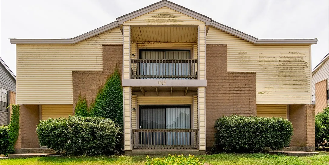 2 bed, 999 sqft, $1,095 — Photo 1