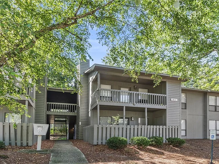 1831 Tryon Dr #7 — Photo 1