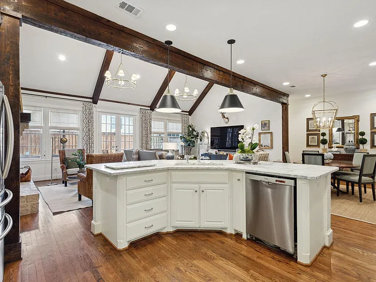 2704 Amherst Ave — Photo 12