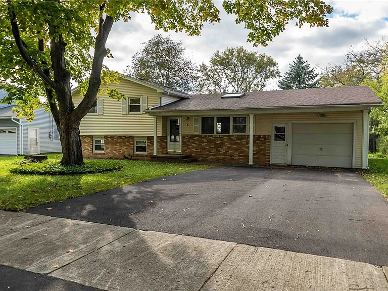 5 Adeane Dr W — Photo 2