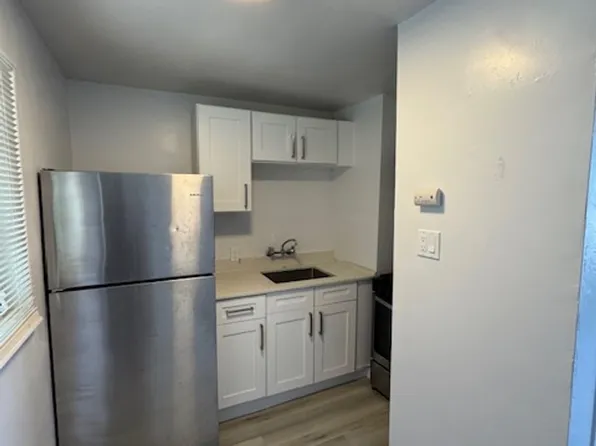 15-35 N. Longfellow Avenue