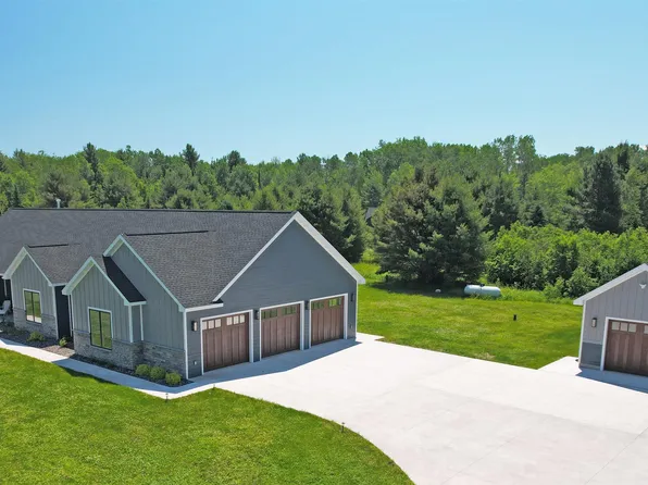 46647 Golf Dr, Chassell, MI 49916