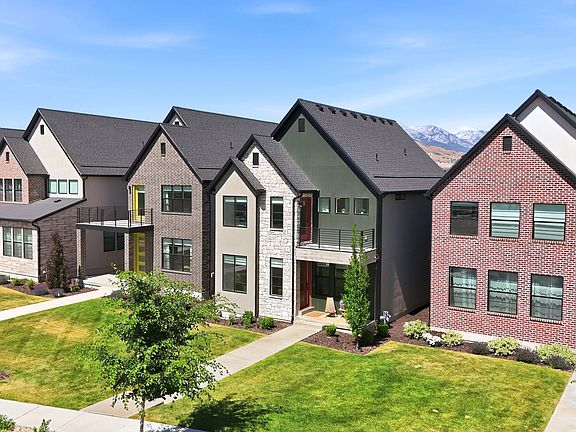 3rd image of 2402 N Sunmore Way
