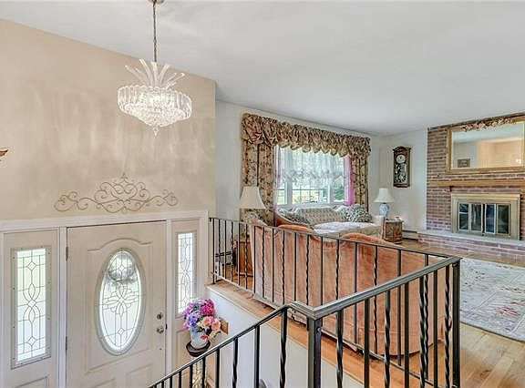4th image of 561 Milton Tpke