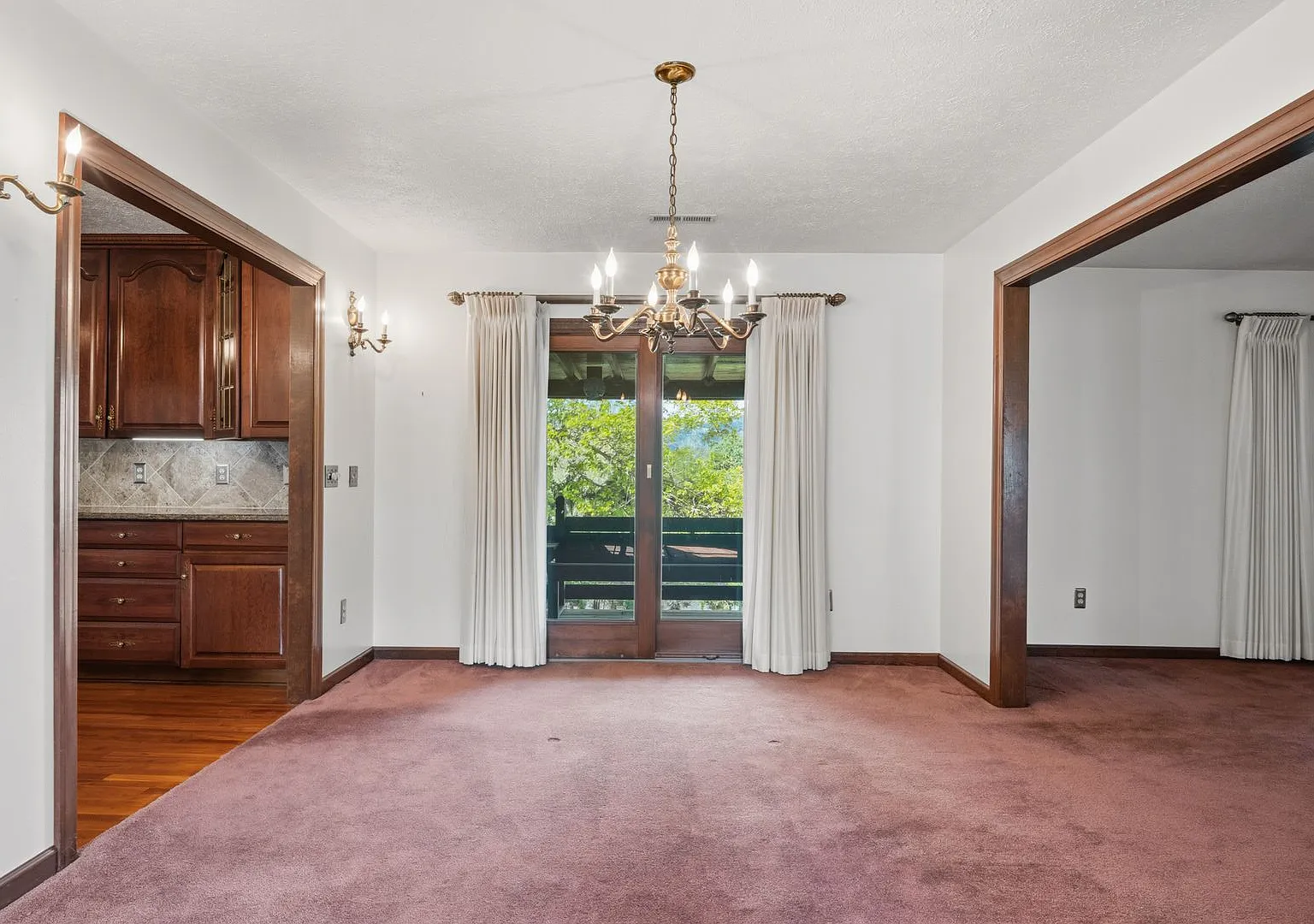 Spacious 5-Bedroom Home in Prestigious Blacksburg Country Club Estates — Photo 4