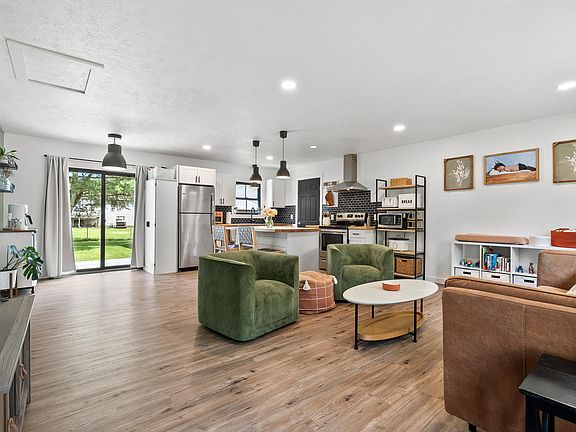 4th image of 285 Woodlark St