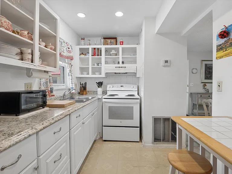 473 Lake Frances Dr — Photo 7