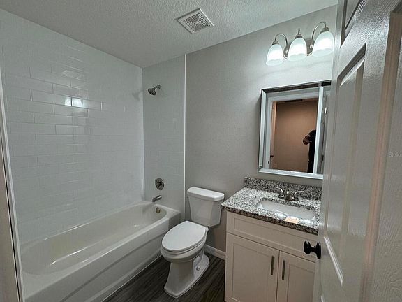 4th image of 412 NE Avenue M NE
