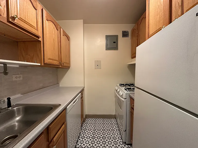 399 E 72nd St #12F — Photo 8