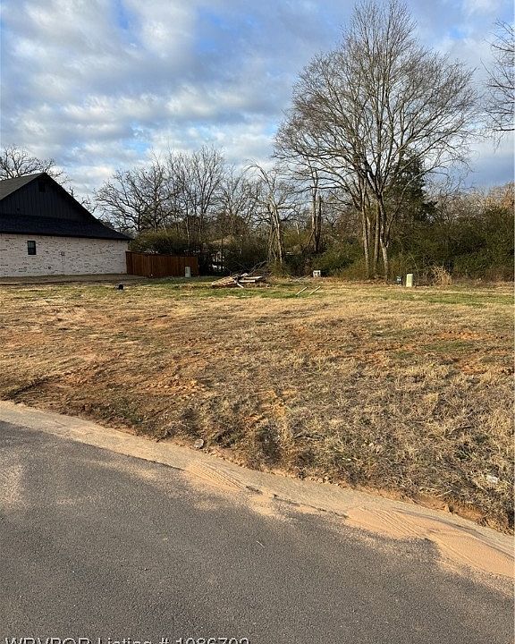 2nd image of 919 Bodey St