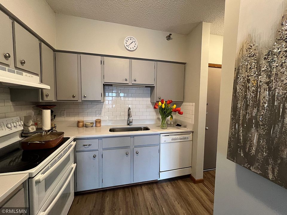 1st image of 26 10th St W Unit 2003