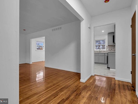 4th image of 225 Lakeside Ave
