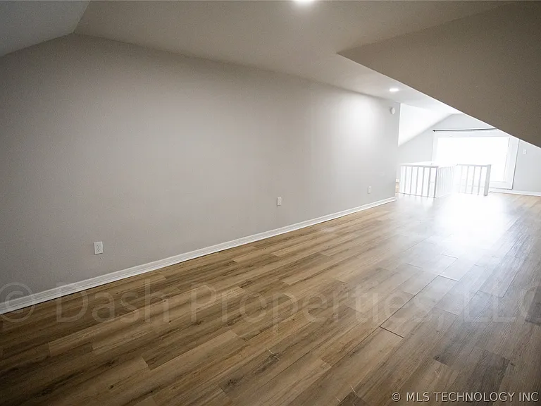 2604 E 7th St S — Photo 46