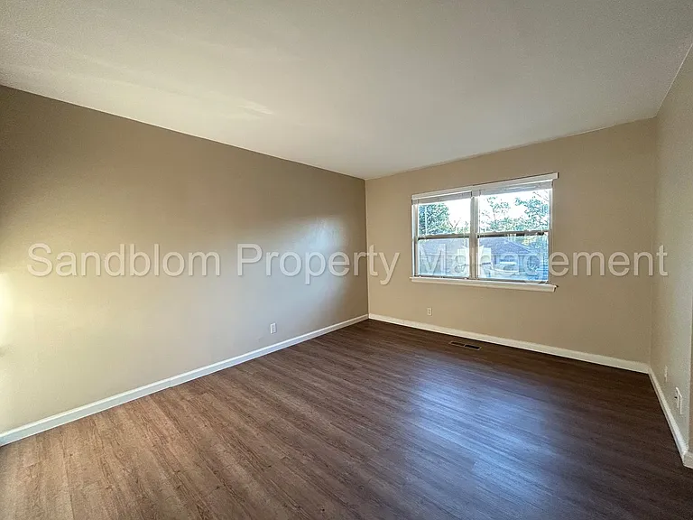 5766 S 80th East Ave — Photo 3