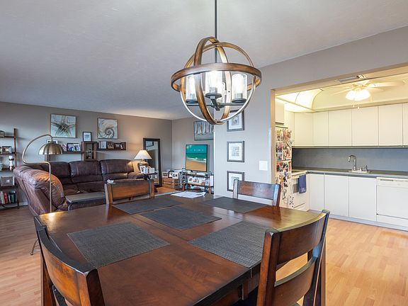 5th image of 303 Greenbrier C