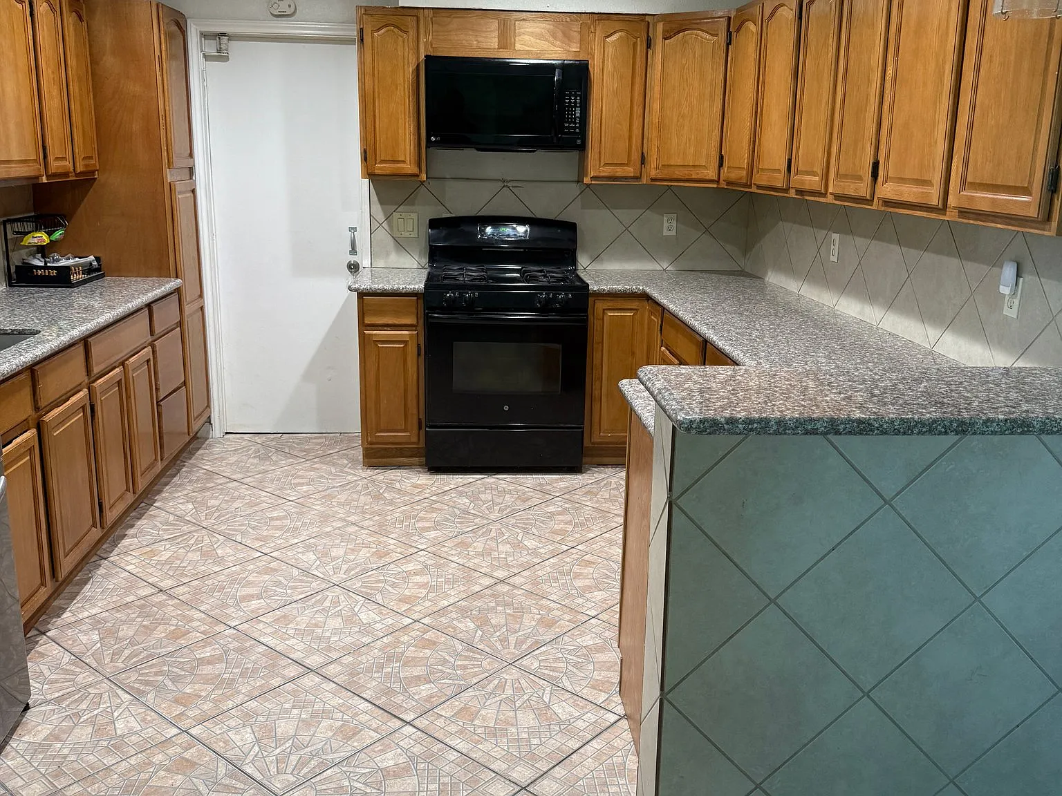 Great location close to airport and downtown. It has a nice back yard, quiet and great neighbors. — Photo 4