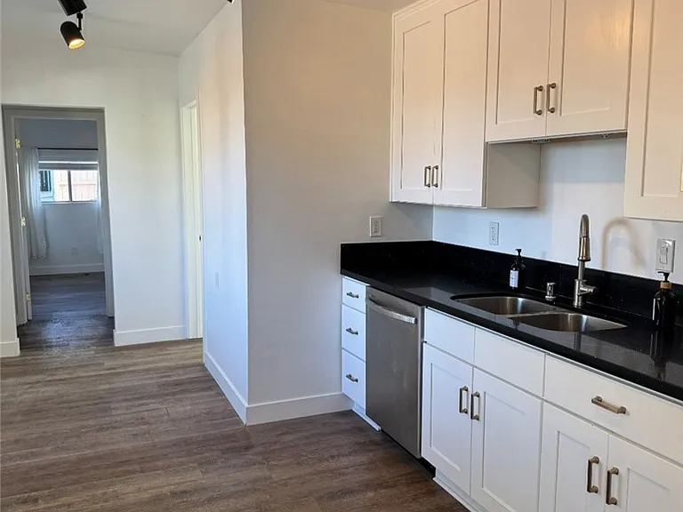 919 N Herrin St — Photo 8