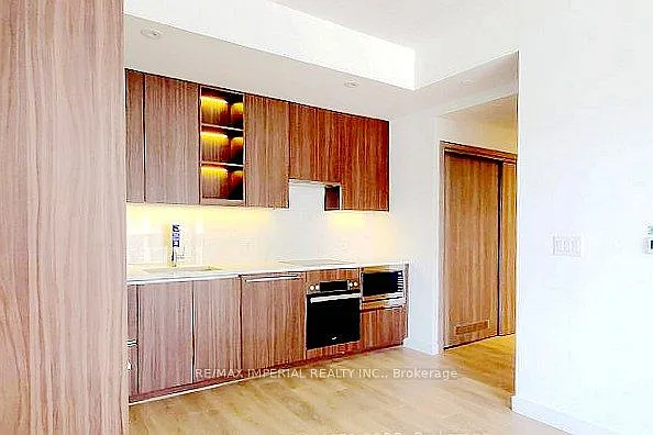 27 McMahon Dr #507 — Photo 3
