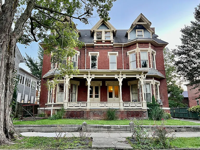 409 SE 1st St #G — Photo 1
