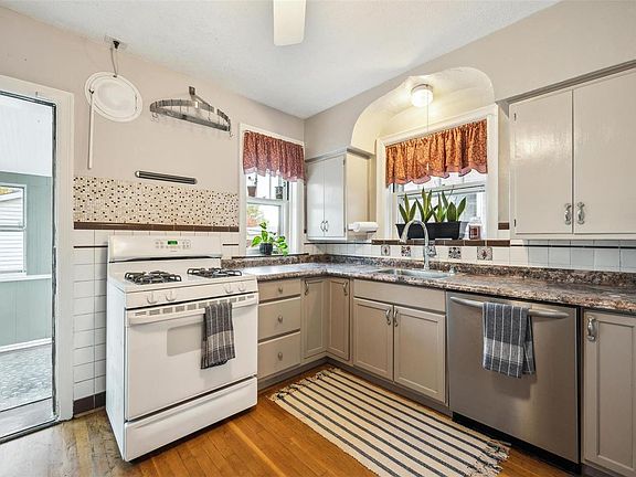 4th image of 4065 Fairview Ave