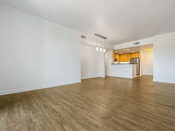 4th image of 12629 Riverside Dr #P2-213