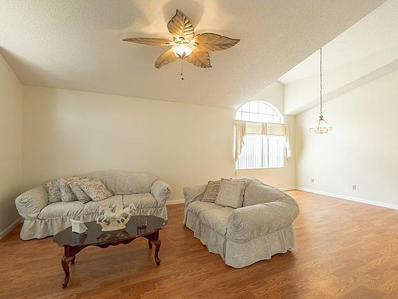 4th image of 825 Avon Ct