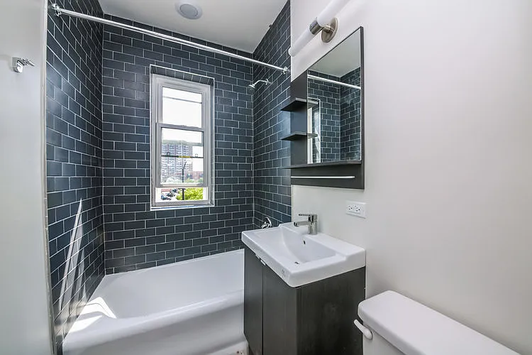 944 W Montrose — Photo 26