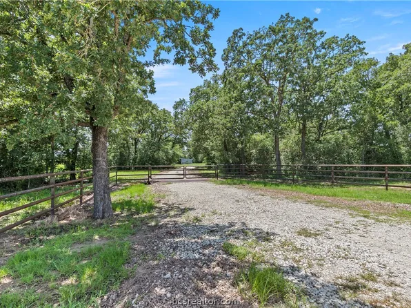 8166 Riley Rd, Bryan, TX 77808