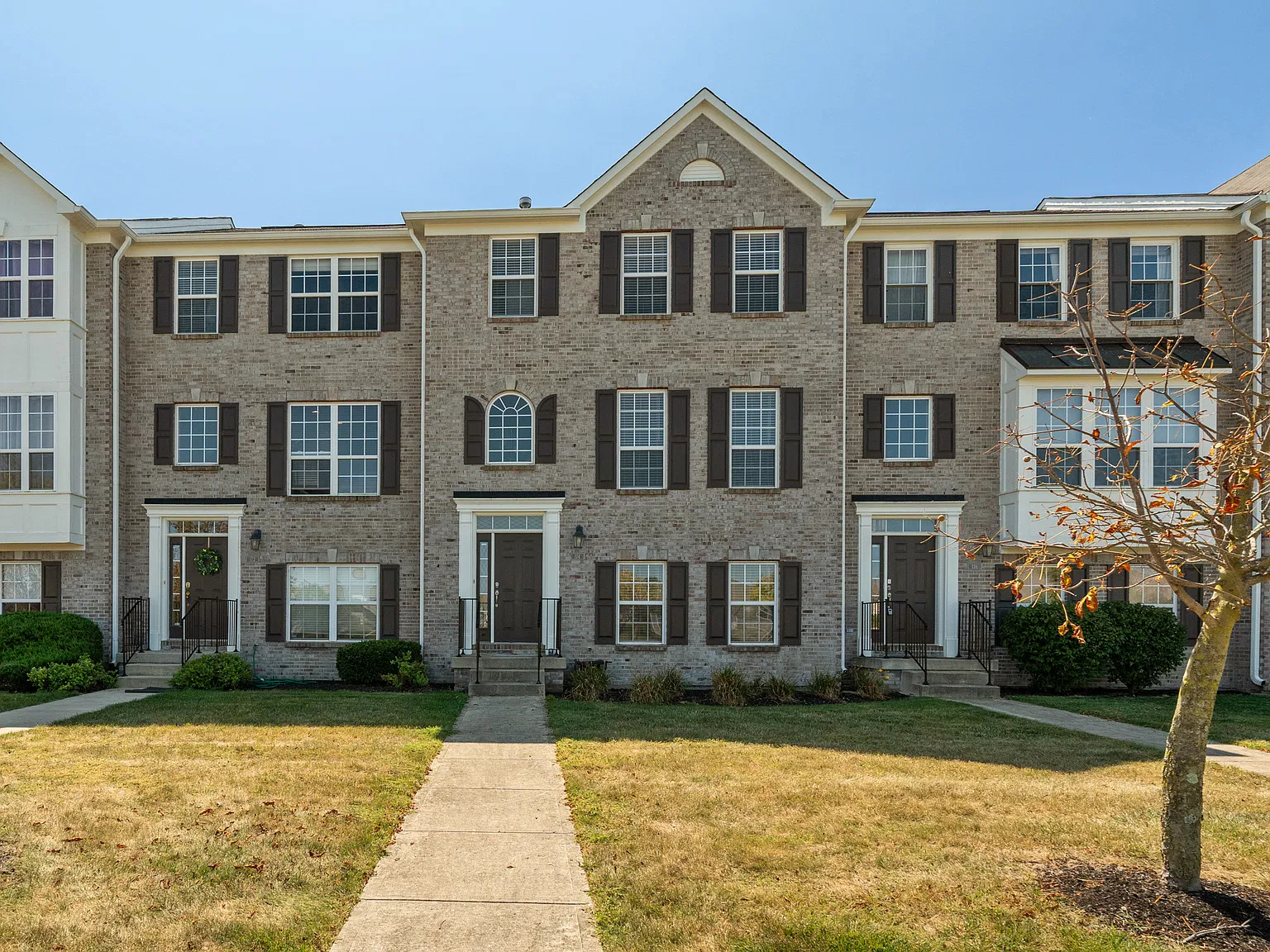 3 bed, 3.5 bath, 2328 sqft, $2,250 — Photo 1