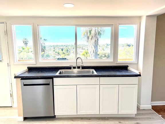 VIEWS ONTO THE DECK AND THE MOUNTAINS
