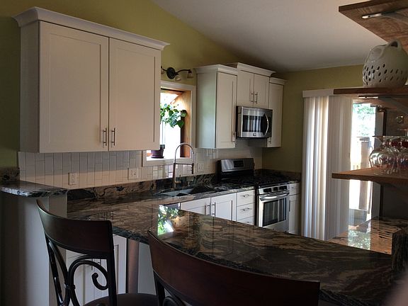 3rd image of 905 Elizabeth Ct