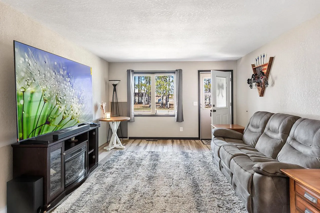 2 bed, 1100 sqft, $1,300 — Photo 2