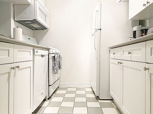 4th image of 88 Greenwich St APT 401