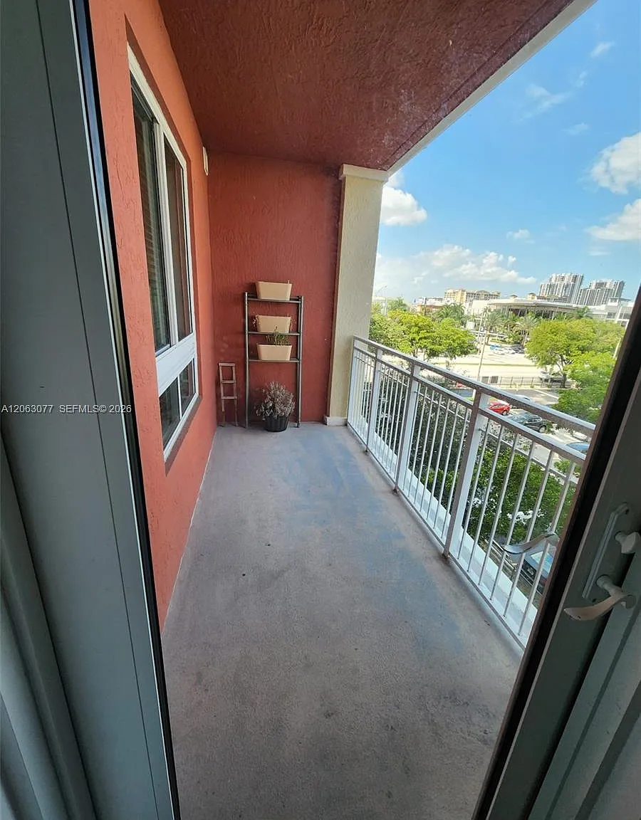 Toscano Condo — Photo 1