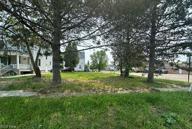 2nd image of 906 E Erie Ave