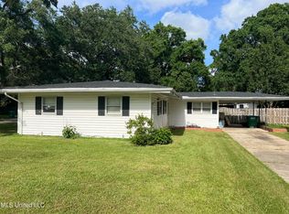 1910 Meadowbrook St, Pascagoula, MS 39567