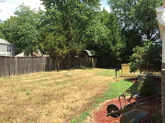  Large fenced rear yard area 