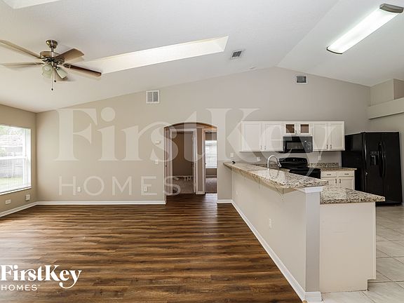 5th image of 422 SW Cherryhill Rd